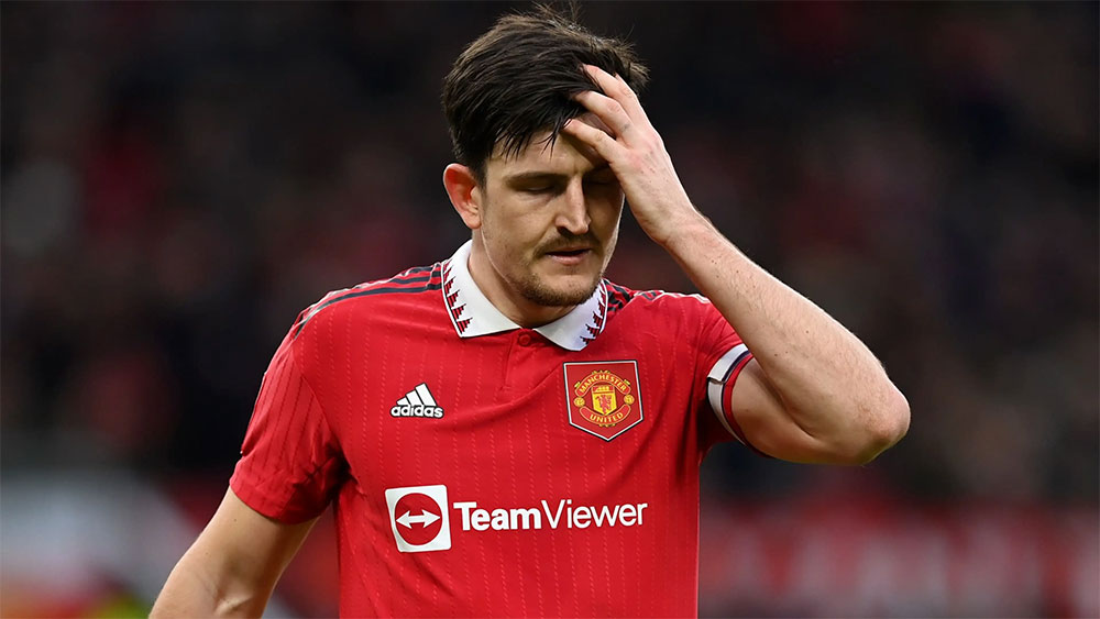 Manchester United quay xe với Harry Maguire và McTominay.